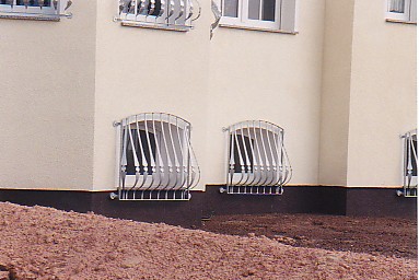 Kellerfenstervergitterung mit groen Bachstben, feuerverzinkt