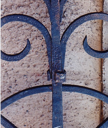 Detail vom Kirchenkreuz vor Restauration